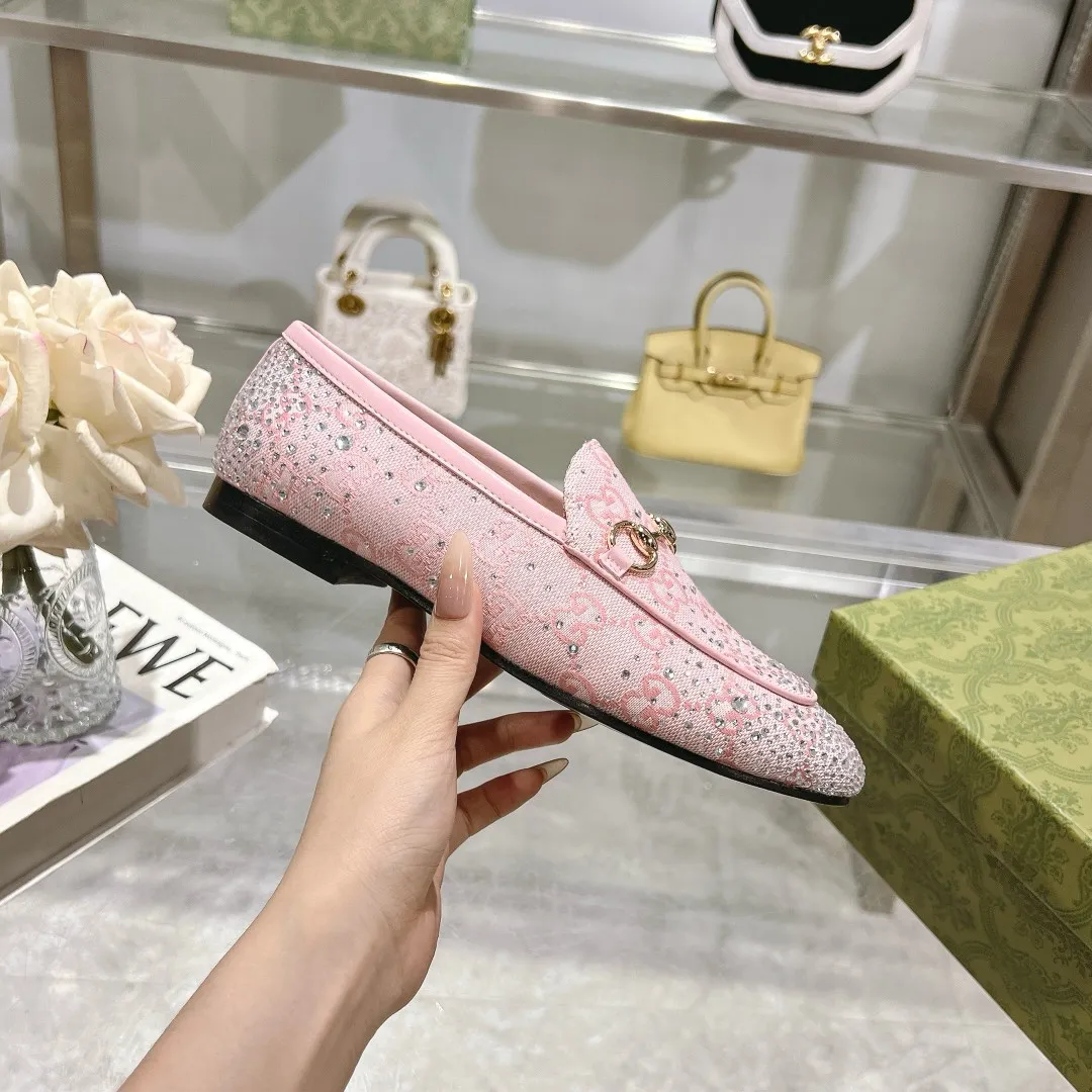 👟👟Ex-factory price 502👟👟 Pink G diamond (35-41) (401/42 customized) As an outstanding representative of Gucci’s design heritage, the Jordaan series of loafers with horsebit buckles vividly highlight the classic and elegant style. Crafted from the brand's signature monogram canvas, this shoe is timeless. Made from soft material and with a refined, smooth silhouette, these shoes are a perfect expression of everyday elegance. Pink GG canvas Women Light gold tone hardware Horsebit faceted crystal detail Leather sole